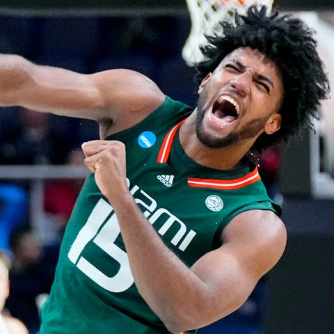 Norchad Omier reacts during Miami's win over India