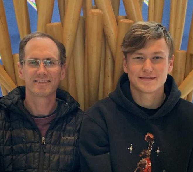 Chuck Morris, de 47 años, y su hijo Charley, de 20, quienes supuestamente se ahogaron el 16 de marzo de 2023 mientras navegaban en kayak durante unas vacaciones familiares en Arkansas.