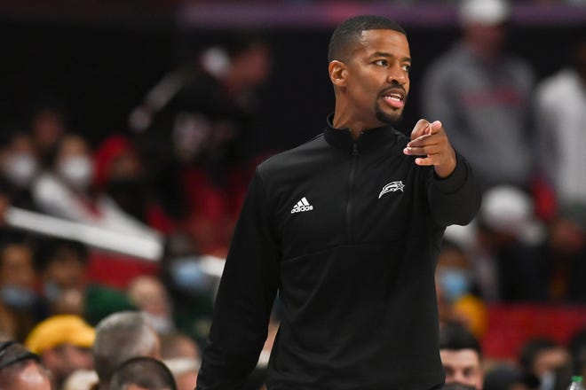 L'allenatore di basket del New Providence College, Kim English, conclude la sua grande settimana con una cena da Cassarino's a Federal Hill. Come lo sappiamo? twitta la notizia.