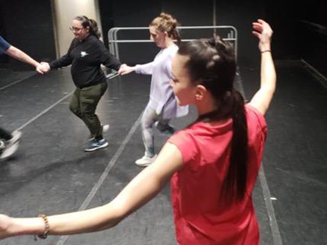 Η Ράνια Χαραλαμπέδο διευθύνει ένα δωρεάν μάθημα λαϊκών ελληνικών χορών στο Μπαλέτο του Μοντγκόμερι.