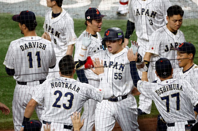 Japan players celebrate Munetaka Murakami's home run.