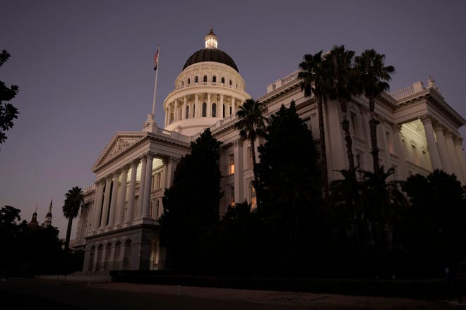 Les lumières du Capitole de l'État brillent dans la nuit à Sacramento, en Californie, le mercredi 31 août 2022. (AP Photo/Rich Pedroncelli)