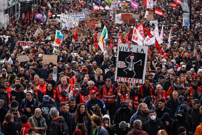 Para pengunjuk rasa berbaris saat unjuk rasa di Nantes, Prancis barat, Kamis, 23 Maret 2023.