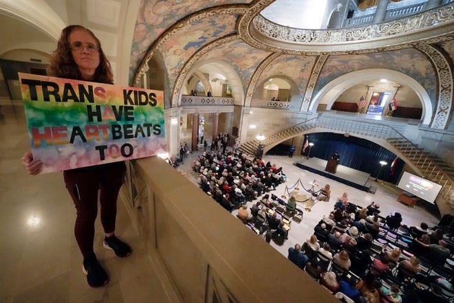 Senat Missouri OK membatasi perawatan transgender, olahraga