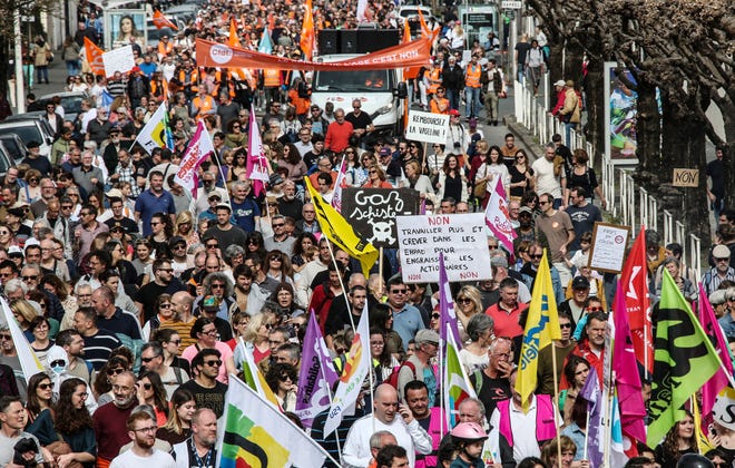 Para pengunjuk rasa berbaris selama unjuk rasa di Bayonne, Prancis barat daya, Kamis, 23 Maret 2023.