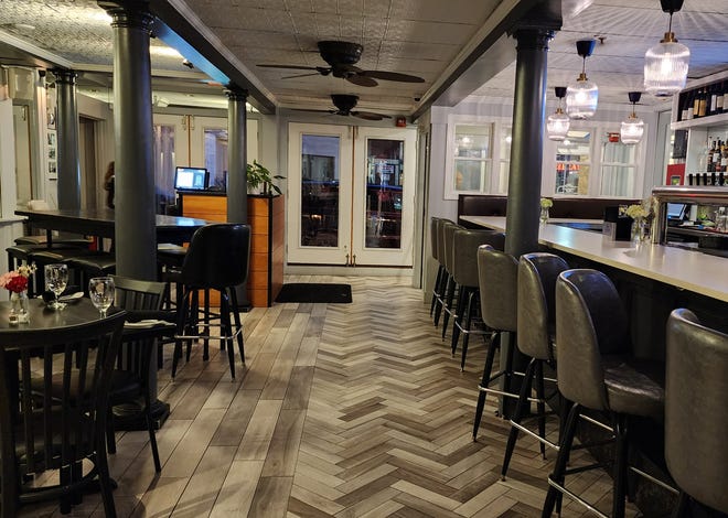 L'ingresso al Ristorante Cassarino è segnalato da una lunga sbarra. Ci sono tre piani di ristorazione al Federal Hill Restaurant.