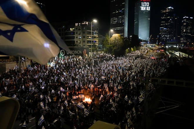 Izraēlas protesta mirkļi pēc tam, kad Izraēlas līderis svētdien, 2023. gada 26. martā, Telavivā, Izraēlā, atlaida savu aizsardzības ministru.