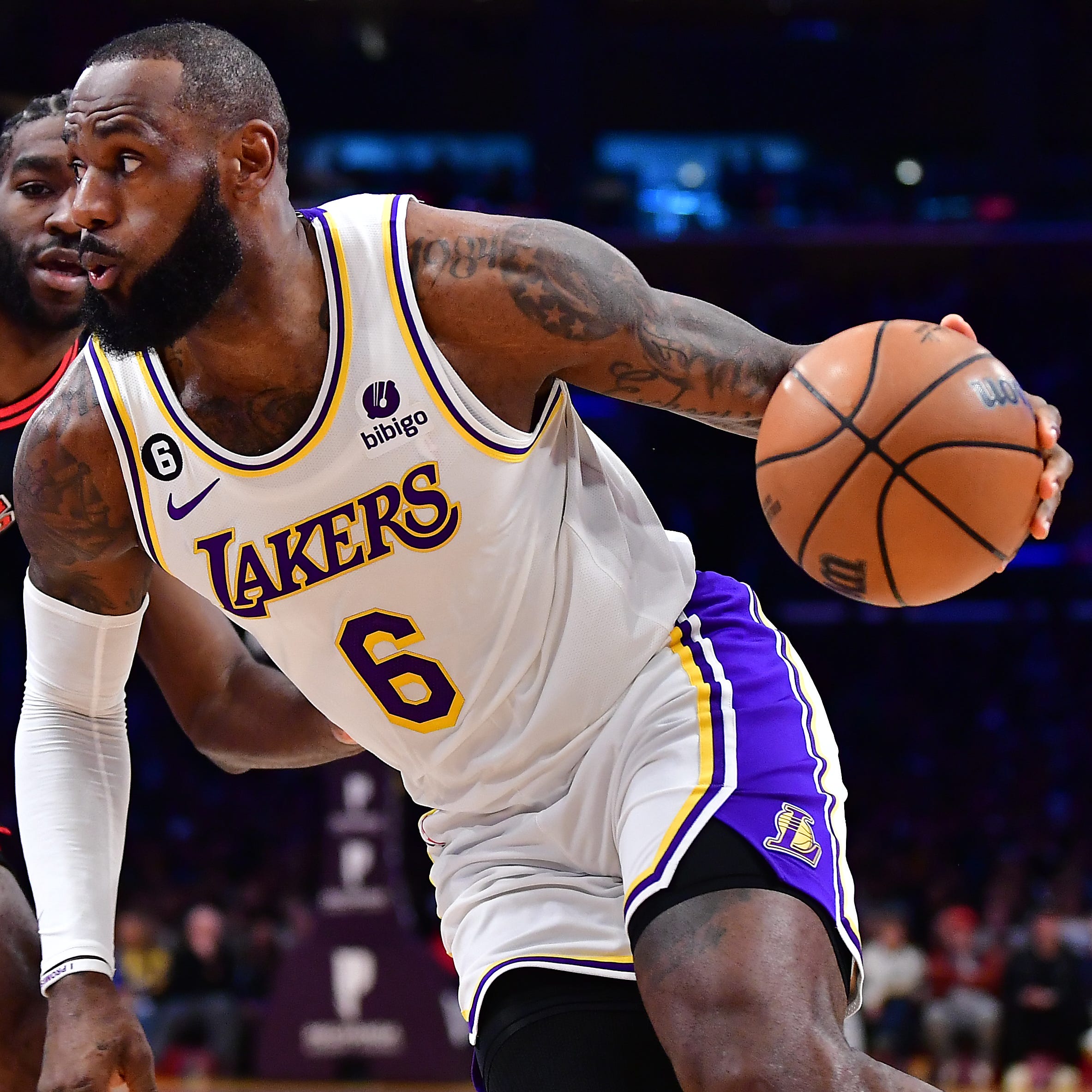 LeBron James scored a team-high 19 points in the Lakers' 118-108 loss to the Bulls.