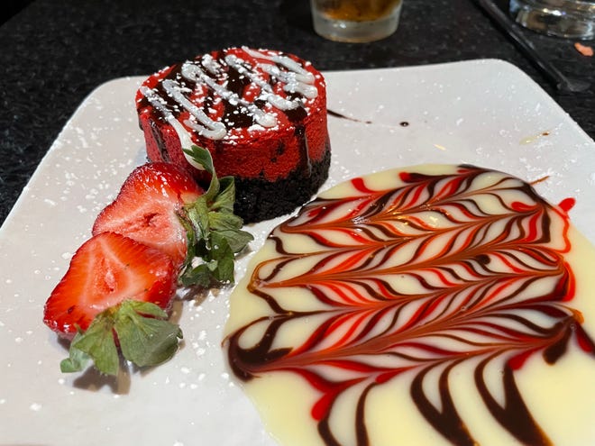 Seasons Innovative Bar & Grill'in Red Velvet Cheesecake'i, daldırma için beyaz ve bitter çikolatadan oluşan karmaşık bir desenle gelir.