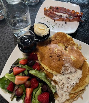 Seasons Innovative Bar and Grill'deki Praline Pancakes, taze meyvelerle servis edilen fındıklı akçaağaç pralin, kahverengi tereyağı ve vanilyalı ayranlı keklere sahiptir.