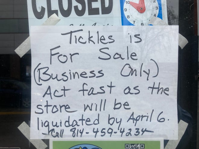 17 W. Fourth Street adresindeki Tickles 2 Sandwich Shop'ta bir Cuma sabahı kapı kilitliydi ve bina karanlıktı.