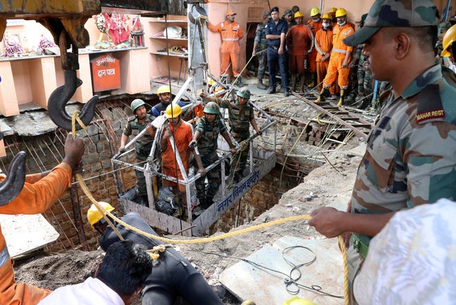 36 mayat ditemukan di dalam sumur setelah reruntuhan di kuil India