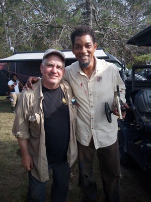 Bob Gilmore poza cu actorul Will Smith pe platourile de filmare a filmului „Emancipation”.