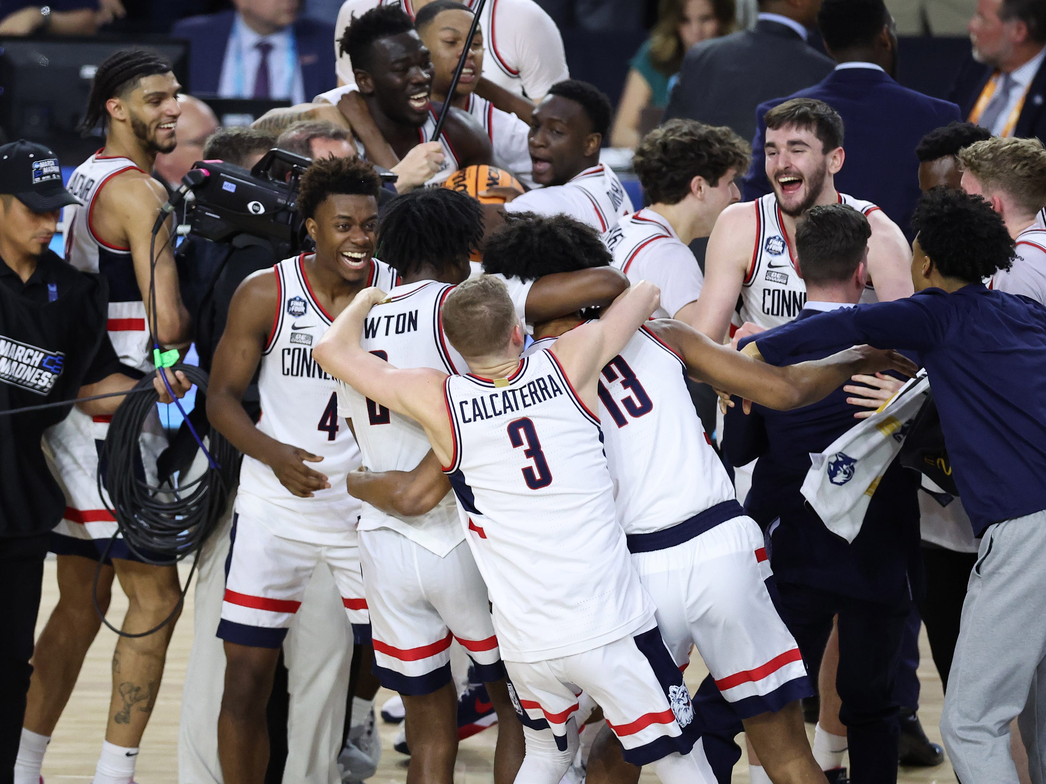 2023-04-03-uconn celebrates