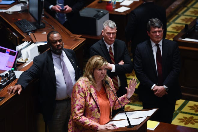 La representante Gloria Johnson, demócrata de Knoxville, habla antes de una votación para expulsarla de la Cámara de Representantes en el Capitolio del Estado de Tennessee en Nashville, Tennessee, el jueves 6 de abril de 2023. El esfuerzo por acusarla fracasó por una voz.