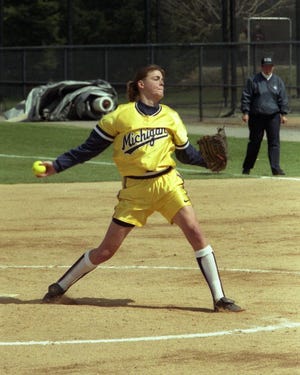 Mantan pitcher softball Michigan, penduduk asli Kanton Kelly Holmes meninggal karena kanker