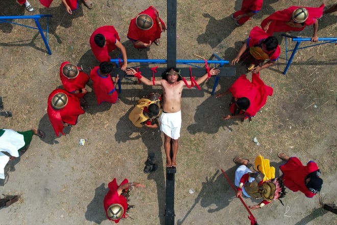 Orang Filipina memaku salib meskipun ada keberatan dari gereja
