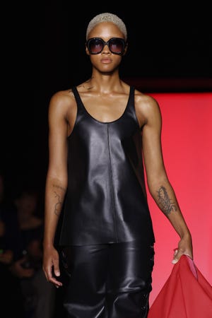 Ein Model läuft bei der Chloe Womenswear Spring/Summer 2023 Show im Rahmen der Paris Fashion Week am 29. September 2022 in Paris, Frankreich, über den Laufsteg.