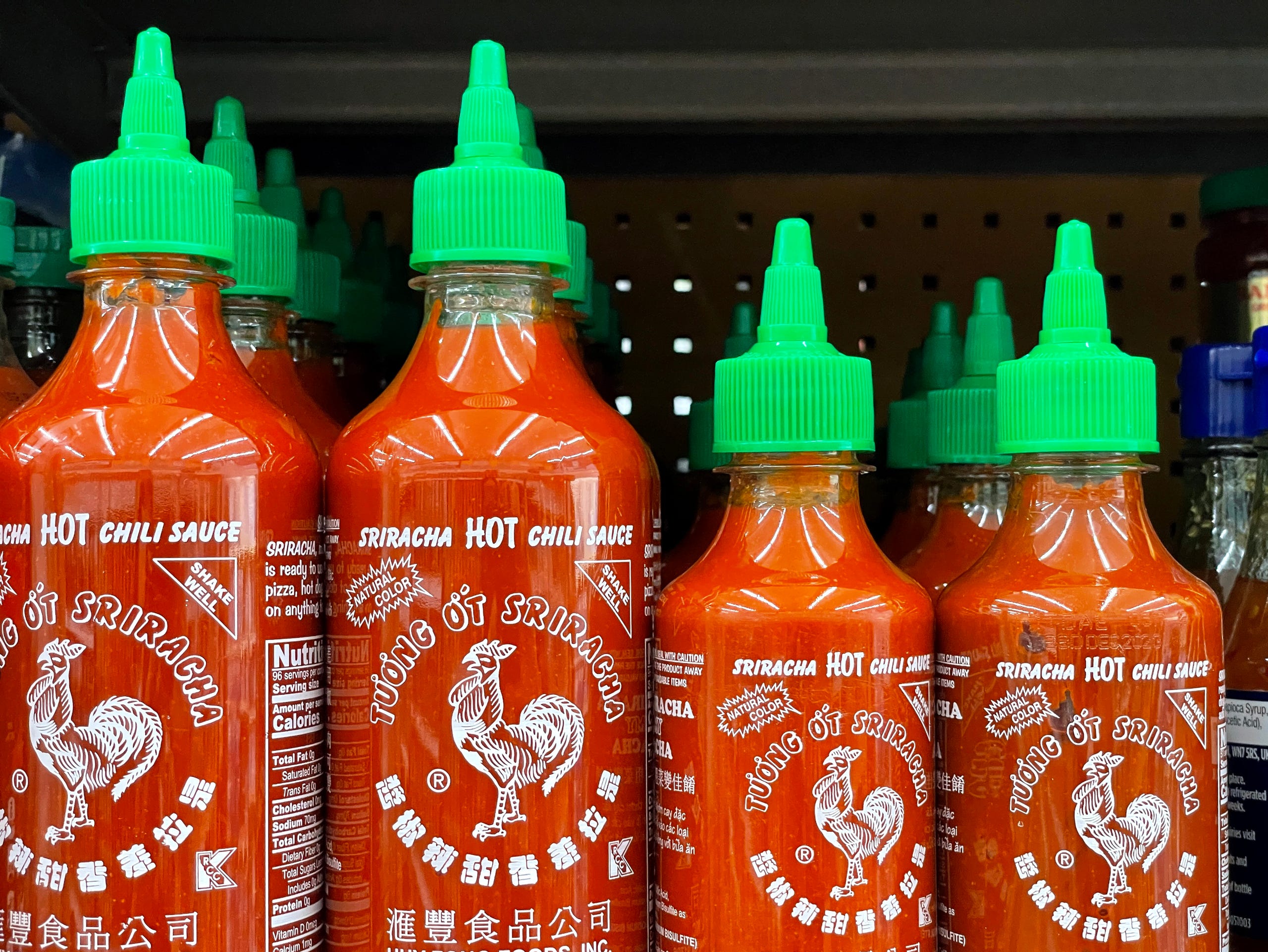 La escasez de salsa picante Sriracha ha vuelto.  Huy Fong Foods dice que está experimentando una "escasez de inventario sin precedentes" y no sabe cuándo volverán los suministros a los estantes de las tiendas.