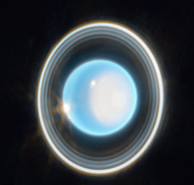 Snímky Uranu z dalekohledu Jamese Webba ukazují obří prstence na obřích ledech
