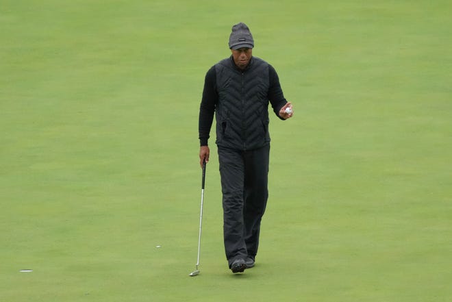 Tiger Woods acknowledged patrons after a putt on the eleventh green during the third round.