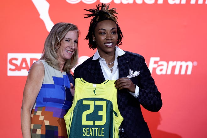 Tennessee's Jordan Horston, right, poses for a photo with commissioner Cathy Engelbert after being selected by the Seattle Storm at the WNBA basketball draft Monday, April 10, 2023, in New York. (AP Photo/Adam Hunger)