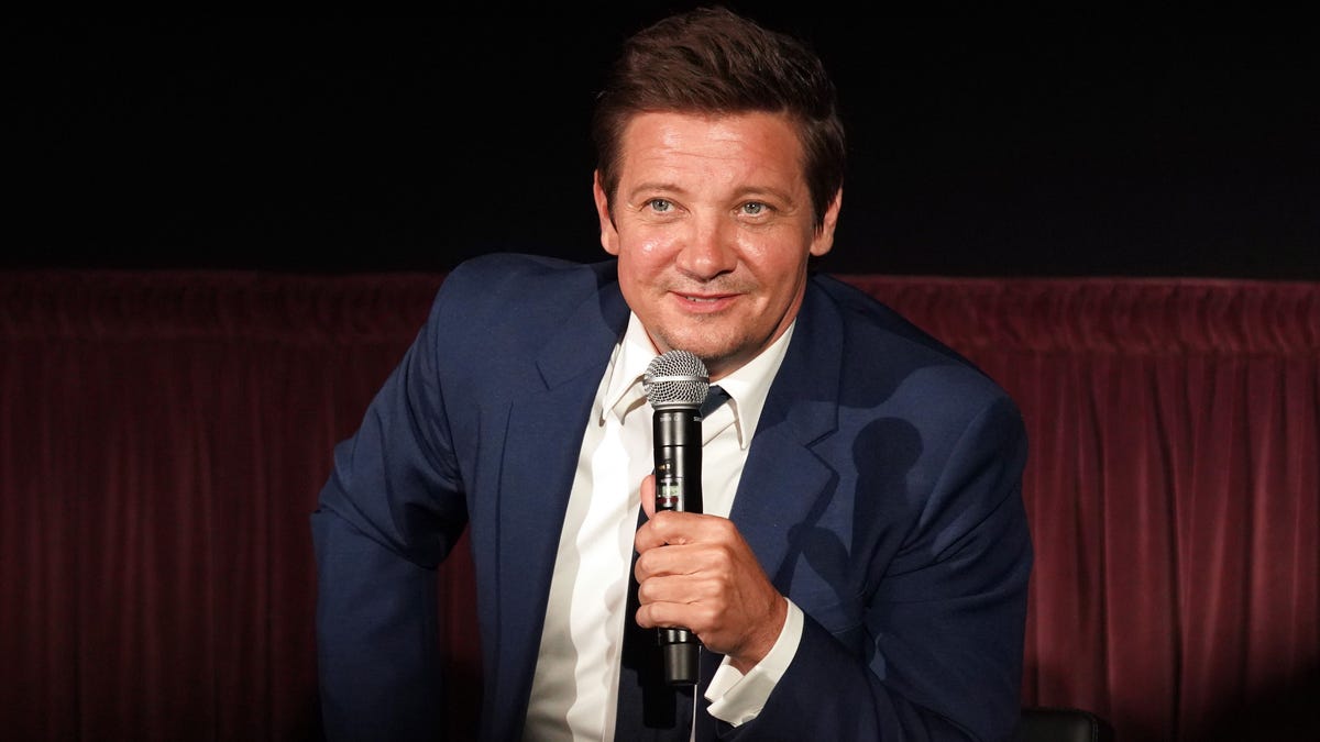 Jeremy Renner festeggia la sua vita un anno dopo l'incidente di Capodanno