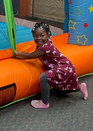 Amanda Eversley, de 4 años, parece estar ocupada, pero en realidad está a punto de saltar a un castillo hinchable en el Easter Eggstravaganza en West Towne Christian Church, el 2 de abril de 2023.