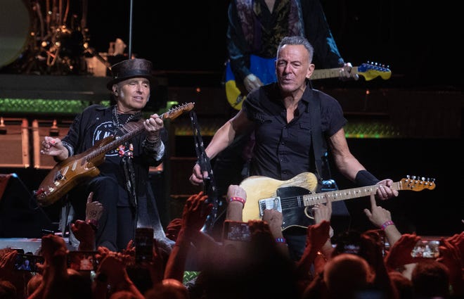 Bruce Springsteen y la E Street Band se presentan el viernes 14 de abril en el Prudential Center en Newark.