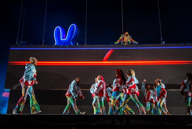 El cabeza de cartel Bad Bunny realiza "Tete mi pregonto" Con un grupo de bailarines frente a él en el escenario de Coachella durante el Festival de Música y Artes de Coachella Valley en el Empire Polo Club en Indio, California, el viernes 14 de abril de 2023.