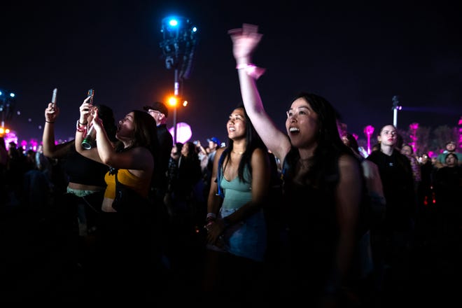 Los fanáticos de BLACKPINK ven su espectáculo principal en el escenario de Coachella durante el Festival de Música y Artes de Coachella Valley en Indio, California, el sábado 15 de abril de 2023. 