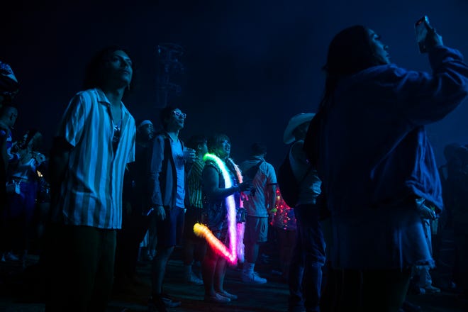 Carolyn Garcera de Rancho Cucamonga usa luces LED mientras interpreta BLACKPINK en el escenario de Coachella durante el Festival de Música y Artes de Coachella Valley en Indio, California, el sábado 15 de abril de 2023. 