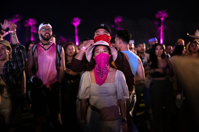 Los fanáticos de BLACKPINK ven su espectáculo principal en el escenario de Coachella durante el Festival de Música y Artes de Coachella Valley en Indio, California, el sábado 15 de abril de 2023. 