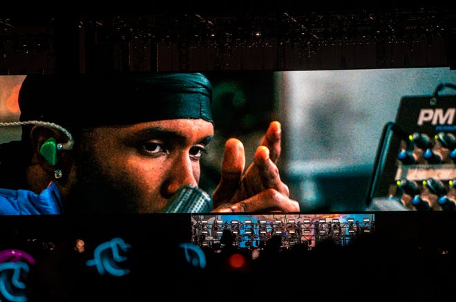 Frank Ocean performs new music, cuts set brief