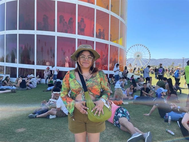 Yesenia Portillo asiste al Festival de Música y Artes de Coachella Valley el viernes.