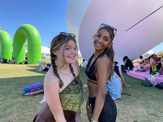 MJ Timilty, izquierda, y Sindhuja Moorthi asisten al Festival de Música y Artes de Coachella Valley el viernes.