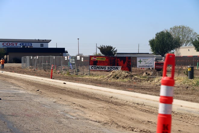 Το Les Scwhab ξεκίνησε πρόσφατα την κατασκευή στη λεωφόρο S. Mooney. Το κατάστημα ελαστικών βρίσκεται δίπλα στο ίδιο κέντρο στάθμευσης με το Texas Roadhouse, κοντά στην Dutch Bros.