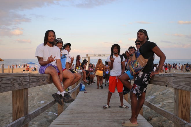 22월 <>일 토요일 Orange Crush를 위해 Tybee Island 해변에 도착한 후 보드워크에서 놀고 있는 한 무리의 남자들.