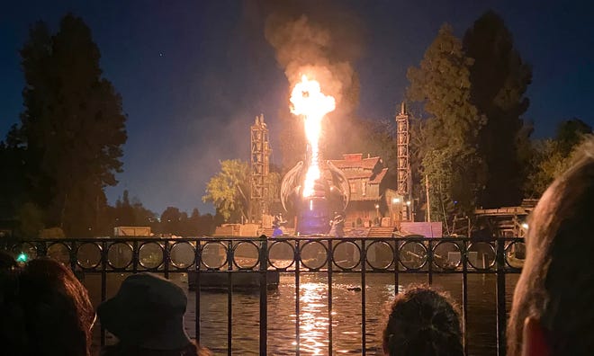 Naga terbakar selama Disneyland’s ‘Fantasmic!’  menunjukkan