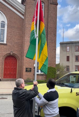 Le maire de Norwich, Peter Nystrom, et le résident de Toland, Dovutjeba Tolo, ont hissé jeudi le drapeau du Togo.