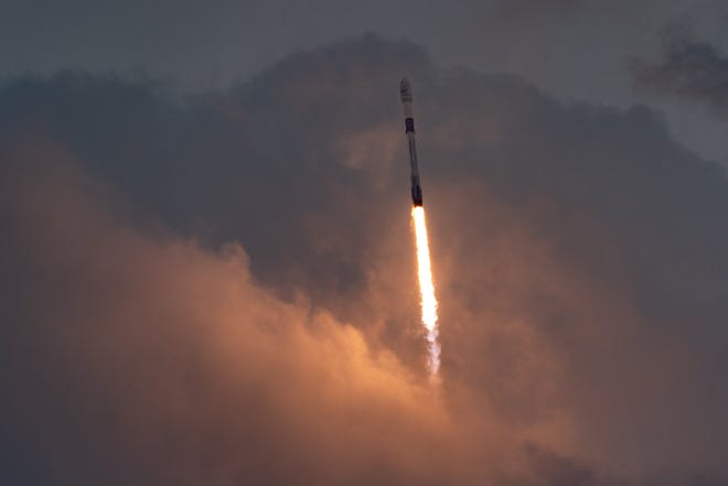 Un razzo SpaceX Falcon 9 ha lanciato la missione SES O3b mPOWER dalla Cape Canaveral Space Force Station in Florida venerdì 28 aprile 2023.