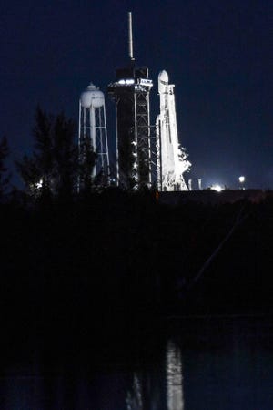 SpaceX Falcon은 2023년 4월 28일 목요일 플로리다 케네디 우주 센터의 Pad 39A에서 여전히 무겁습니다. Viasat-3 Americas 위성을 운반하는 로켓의 발사는 기술적 문제로 인해 삭제되었습니다.  필수 크레딧: USA TODAY 네트워크를 통한 Craig Bailey/FLORIDA TODAY