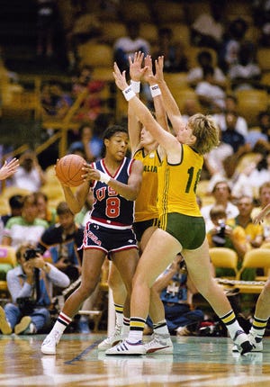 La estadounidense Cathy Boswell (izquierda) y la australiana Patricia Mickan (derecha) buscan el balón durante la acción olímpica de baloncesto el 31 de julio de 1984 en los Ángeles.  Estados Unidos ganó 81-47.  (Foto AP/Ray Stubblebine)