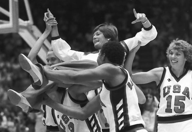 ARCHIVO - La entrenadora de baloncesto femenino de EE. UU., Pat Summitt, es cargada por miembros del equipo después de su victoria por 85-55 sobre Corea del Sur, en los Juegos Olímpicos de Los Ángeles, el 8 de agosto de 1984. Las jugadoras Cathy Boswell, en primer plano a la derecha, y Carol Menken-Schaudt (15 ).  (Foto AP/Dave Tenenbaum, archivo)