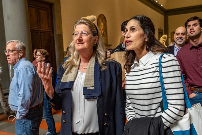 تُظهر هذه الصورة التي قدمتها Galleria dell'Accademia di Firenze العميد السابق لمدرسة تالاهاسي الكلاسيكية ، فلوريدا ، هوب كاراسكويلا ، إلى اليمين ، مع مديرة المتحف سيسيلي هولبرغ تنظر إلى تمثال مايكل أنجلو بوناروتي الرخامي الضخم