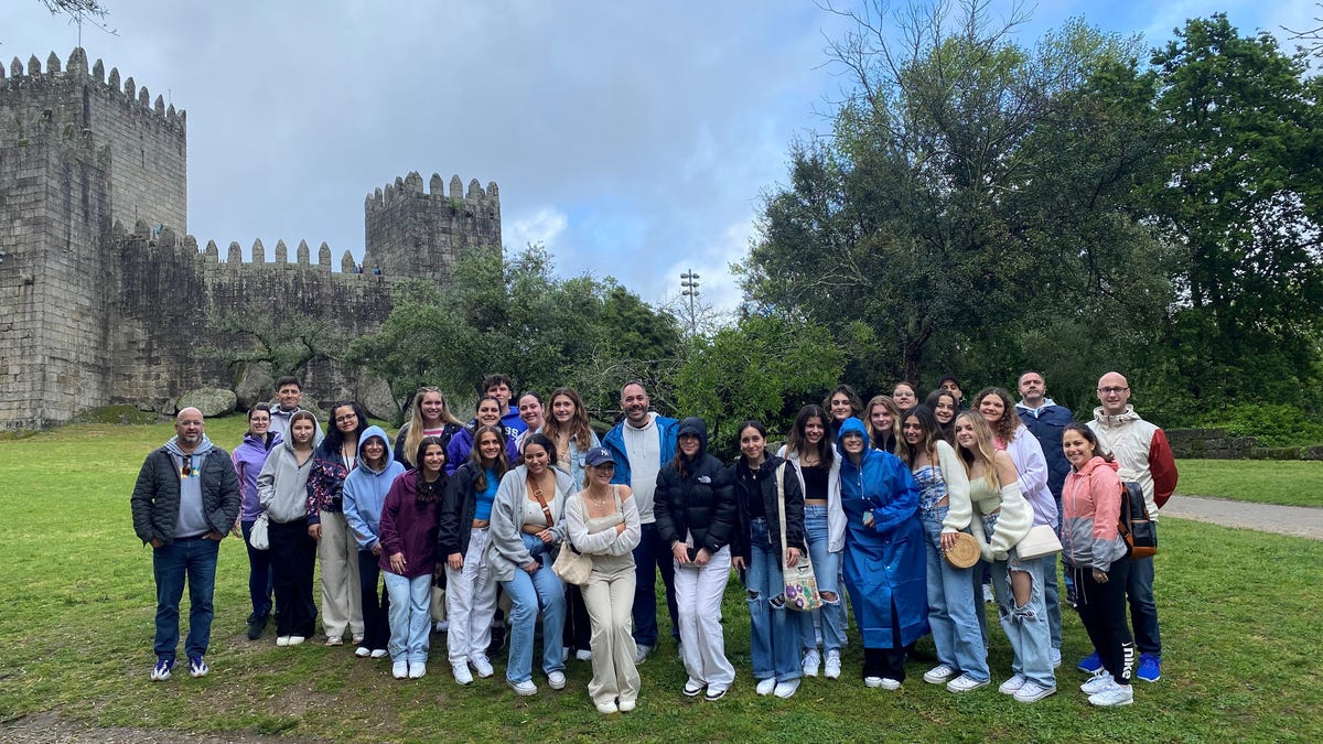 Alunos e professores da BMC Durfee High School de Fall River se divertem em Portugal