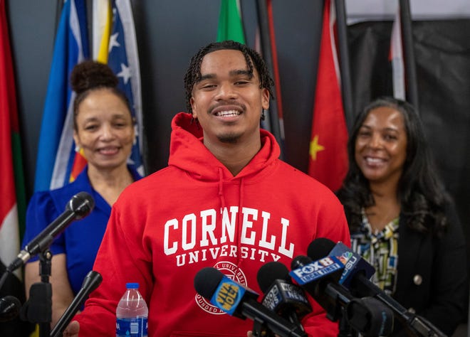 Dennis "Maliq" Barnes, 16 tuổi, thông báo rằng cậu sẽ theo học Đại học Cornell trong một cuộc họp báo tại Trường Trung học Quốc tế New Orleans vào thứ Sáu, ngày 5 tháng 5 năm 2023. Barnes đã nhận được hơn 180 thư chấp nhận vào đại học và giành được học bổng trị giá hơn 10 triệu đô la đề nghị, một kỷ lục quốc gia mới đã thu hút sự chú ý của giới truyền thông quốc tế. Anh ấy sẽ đăng ký vào trường cao đẳng kỹ thuật vào mùa thu.