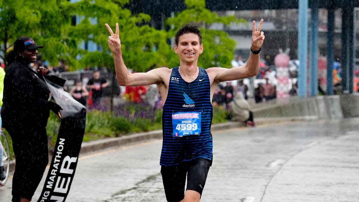 Jason Salere, pemenang Flying Pig Marathon, melewati garis finis dalam waktu 2:27:10