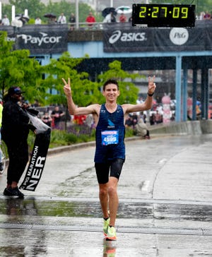 Tipp City의 Jason Salere는 2023년 5월 7일 일요일 신시내티 플라잉 피그 남자 마라톤의 우승자입니다. 플라잉 피그의 25주년 기념일입니다.  경주 내내 비가 쏟아지고 천둥과 번개가 쳤다. 