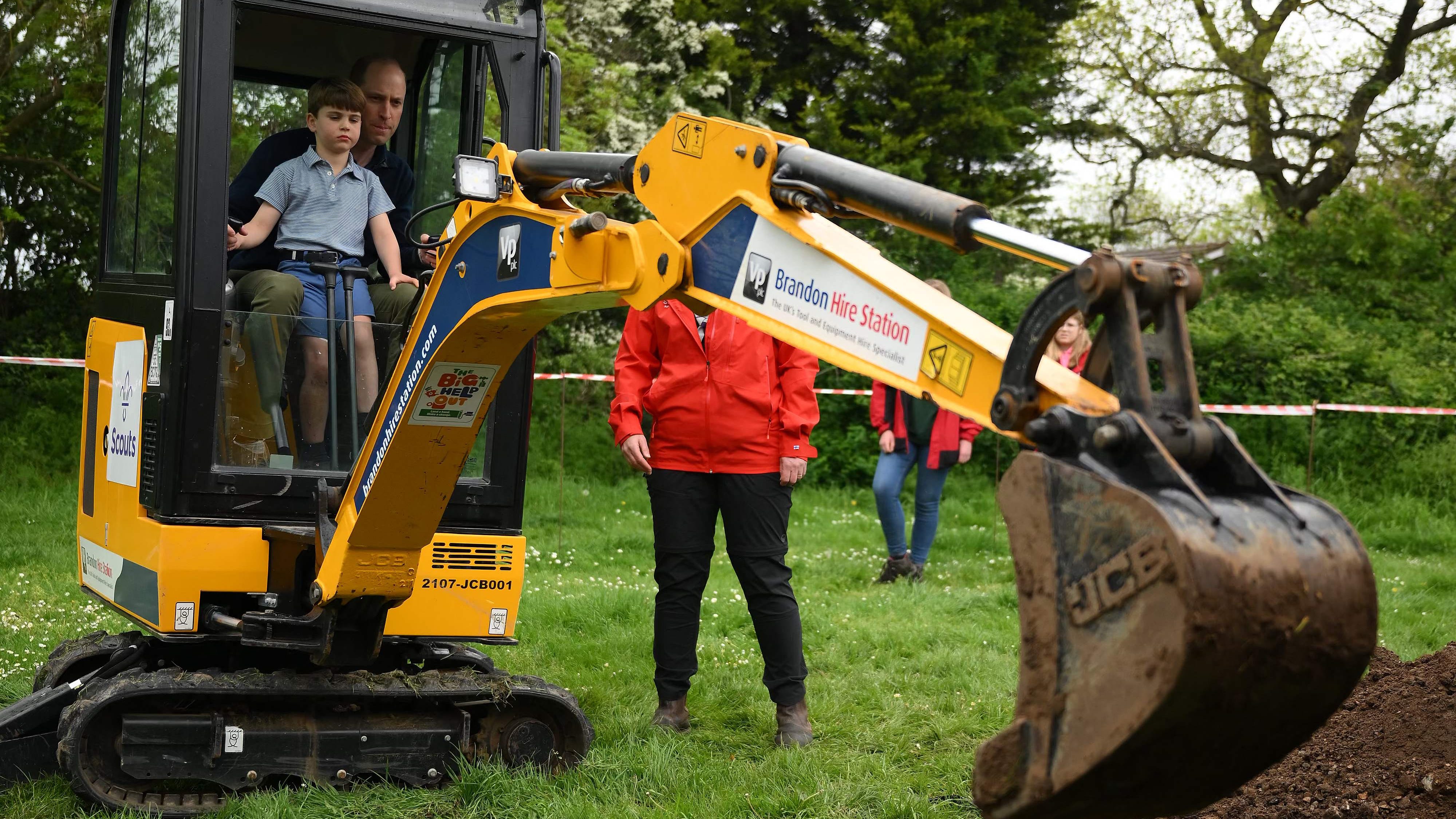 Britain's Prince William, Prince of Wales is helped by Britain's Prince Louis of Wales (L) as he uses an excavator while taking part in the Big Help Out, during a visit to the 3rd Upton Scouts Hut in Slough, west of London on May 8, 2023, where the family joined volunteers helping to renovate and improve the building. - People across Britain were on Monday asked to do their duty as the celebrations for King Charles III's coronation drew to a close with a massive volunteering drive. (Photo by Daniel LEAL / POOL / AFP) (Photo   by DANIEL LEAL/POOL/AFP via Getty Images) ORIG FILE ID: AFP_33EN2EV.jpg